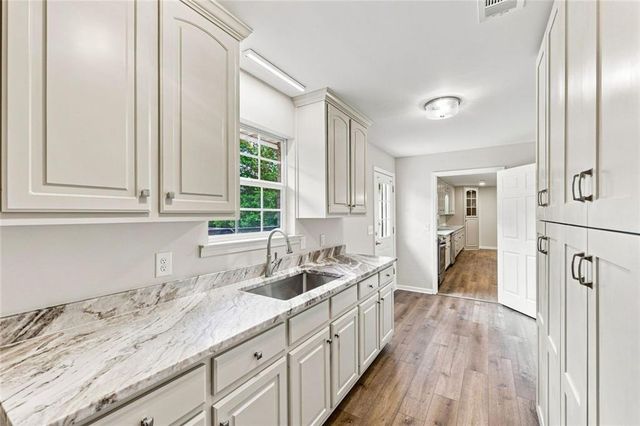 5573 Clarks Bridge Road, Clermont, GA 30527