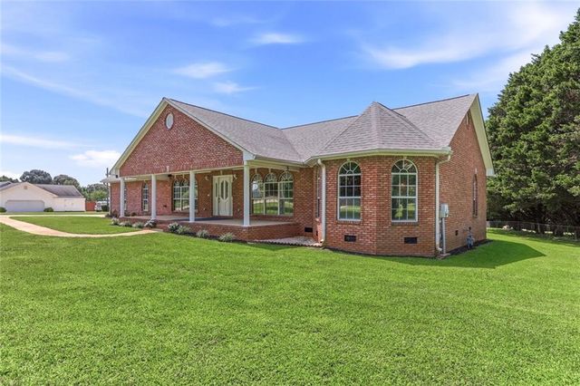 5573 Clarks Bridge Road, Clermont, GA 30527