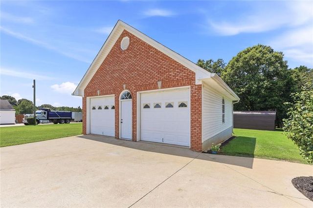 5573 Clarks Bridge Road, Clermont, GA 30527