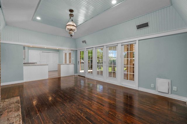 326 E Main St, Henderson, TX 75652