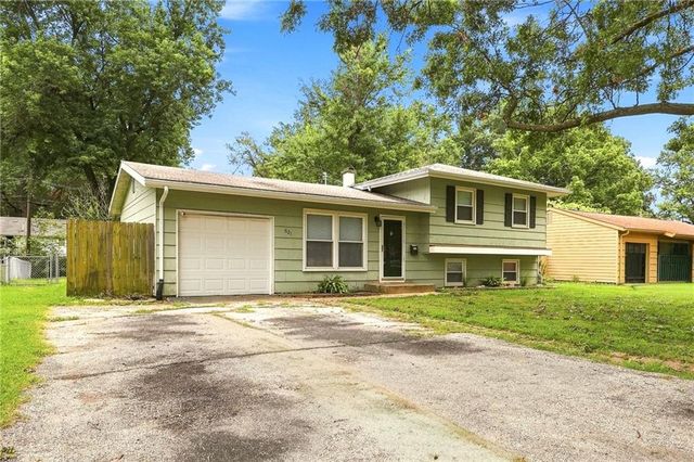 621 NW Fair Lane, Lee's Summit, MO 64063