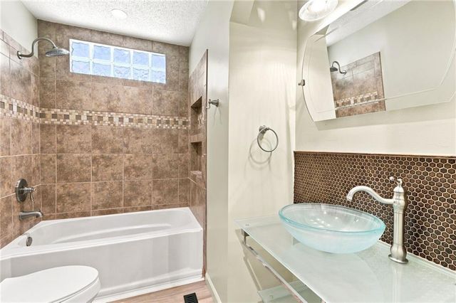 621 NW Fair Lane, Lee's Summit, MO 64063