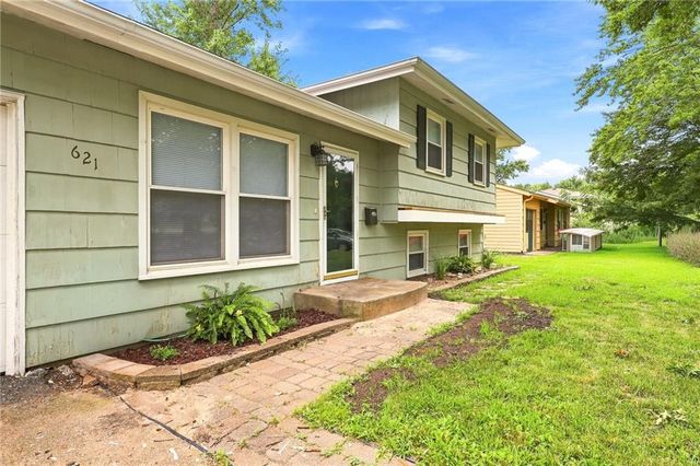 621 NW Fair Lane, Lee's Summit, MO 64063