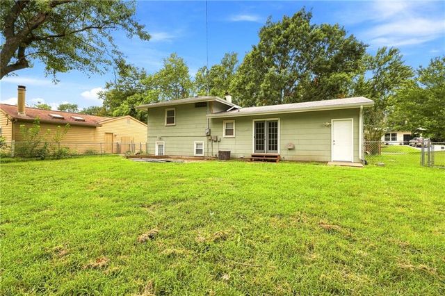621 NW Fair Lane, Lee's Summit, MO 64063