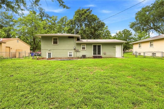 621 NW Fair Lane, Lee's Summit, MO 64063