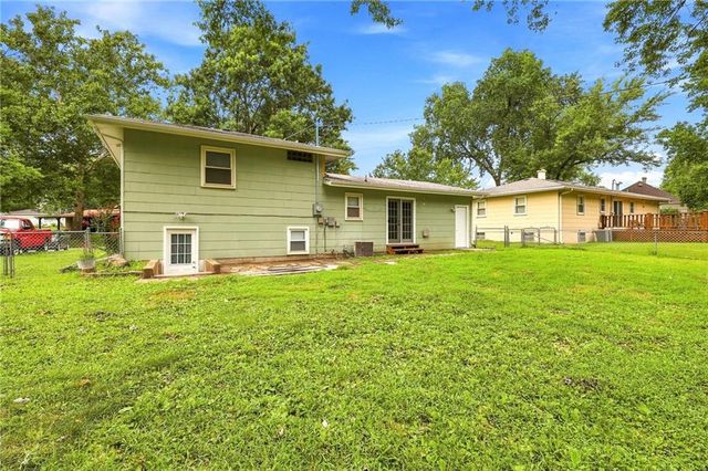 621 NW Fair Lane, Lee's Summit, MO 64063