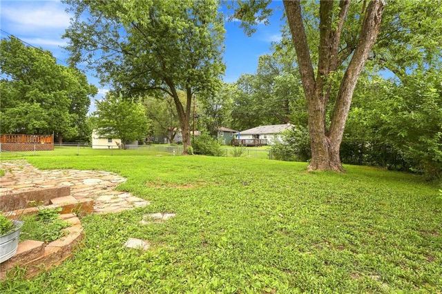 621 NW Fair Lane, Lee's Summit, MO 64063