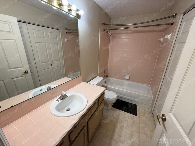 1147 Captains Bridge, Dayton, OH 45458