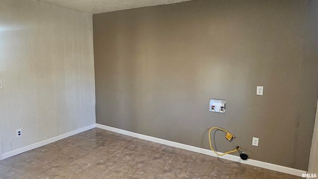 428 N MAIN Street, Lewistown, IL 61542