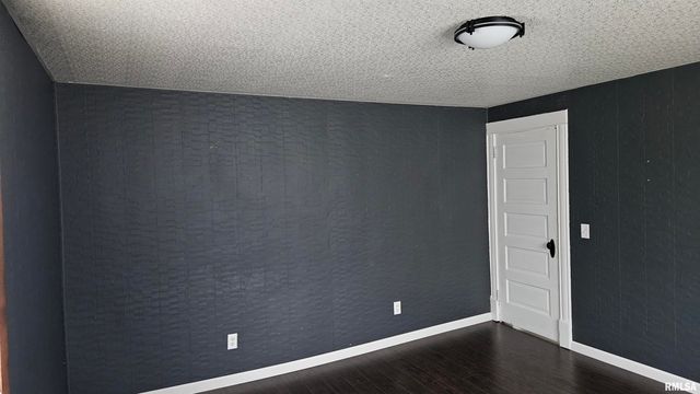 428 N MAIN Street, Lewistown, IL 61542