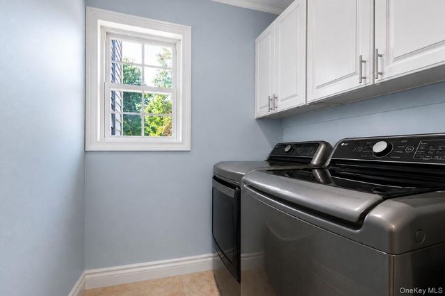 16 Crest Hollow Lane, Manorville, NY 11949