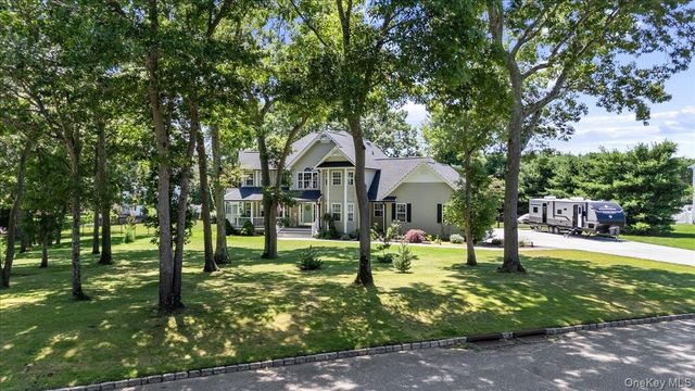 16 Crest Hollow Lane, Manorville, NY 11949