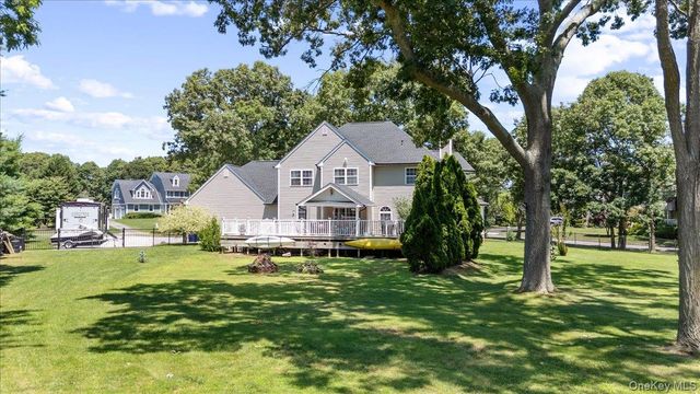 16 Crest Hollow Lane, Manorville, NY 11949