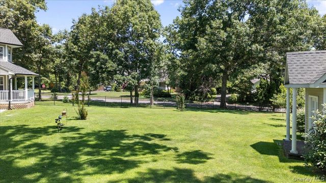 16 Crest Hollow Lane, Manorville, NY 11949