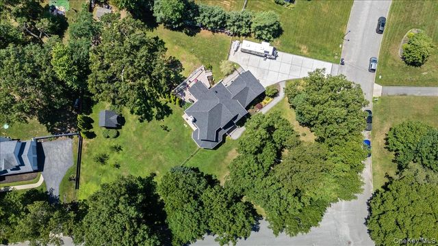 16 Crest Hollow Lane, Manorville, NY 11949
