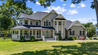 16 Crest Hollow Lane, Manorville, NY 11949