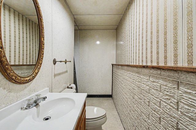 1707 Peachtree Drive, Valparaiso, IN 46383