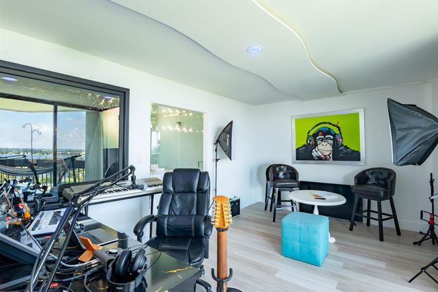 2000 Presidential Way 1401, West Palm Beach, FL 33401