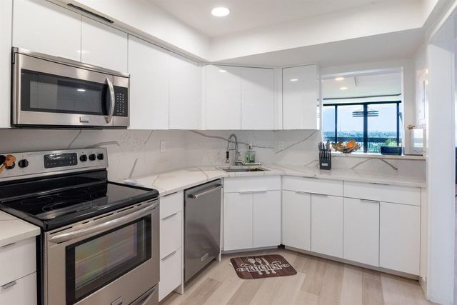 2000 Presidential Way 1401, West Palm Beach, FL 33401
