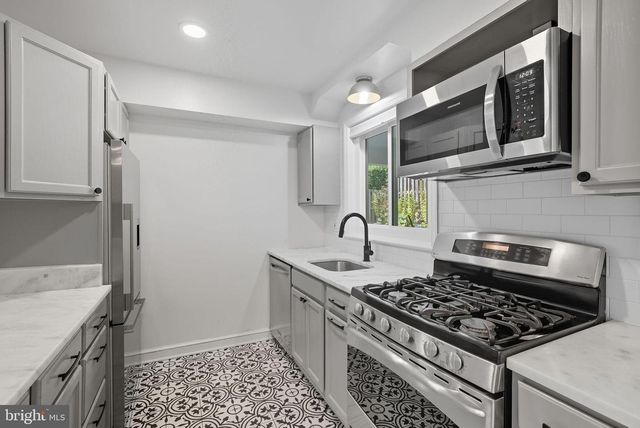 511 CRESTWOOD DR, Alexandria, VA 22302