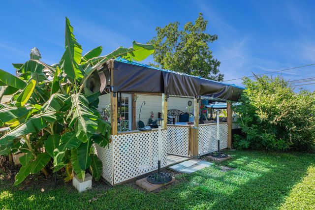 6503 Sharon Lane, Hitchcock, TX 77563