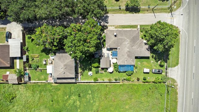 6503 Sharon Lane, Hitchcock, TX 77563