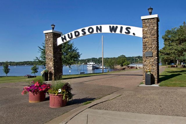 1001 Lincoln Lane, Hudson, WI 54016