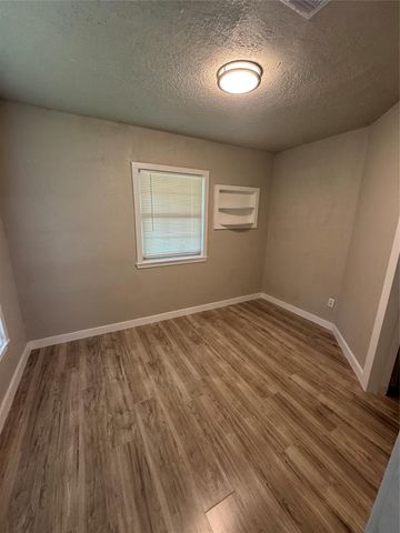1221 Parkway Street, Baytown, TX 77520