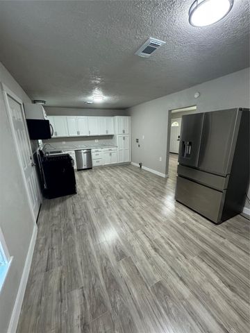 1221 Parkway Street, Baytown, TX 77520
