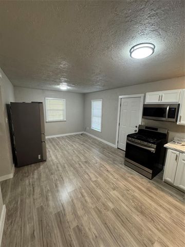 1221 Parkway Street, Baytown, TX 77520