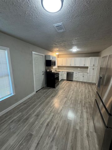 1221 Parkway Street, Baytown, TX 77520