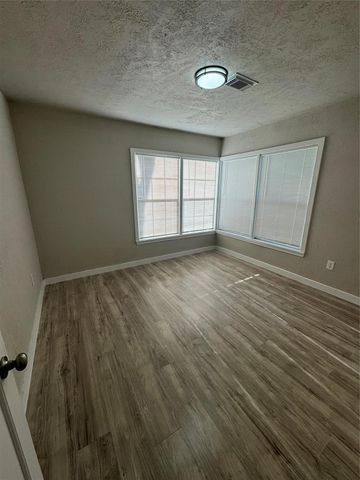 1221 Parkway Street, Baytown, TX 77520