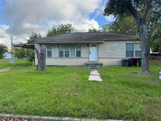 1221 Parkway Street, Baytown, TX 77520