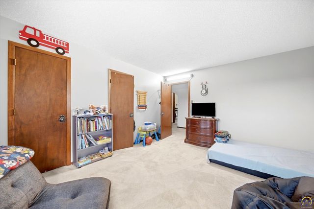 2929 SW Lagito DR, Topeka, KS 66614