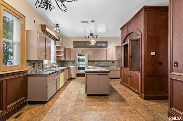 240 N WASHINGTON Street, Taylorville, IL 62568