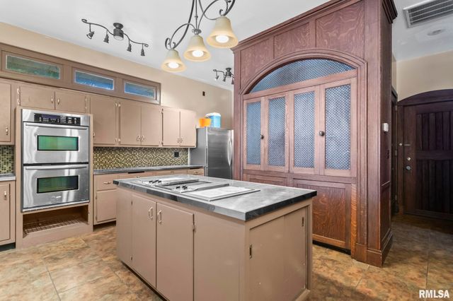 240 N WASHINGTON Street, Taylorville, IL 62568