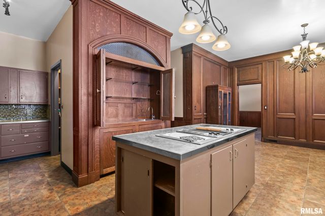 240 N WASHINGTON Street, Taylorville, IL 62568