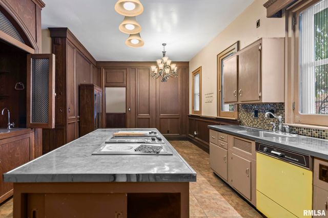 240 N WASHINGTON Street, Taylorville, IL 62568