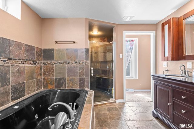 240 N WASHINGTON Street, Taylorville, IL 62568