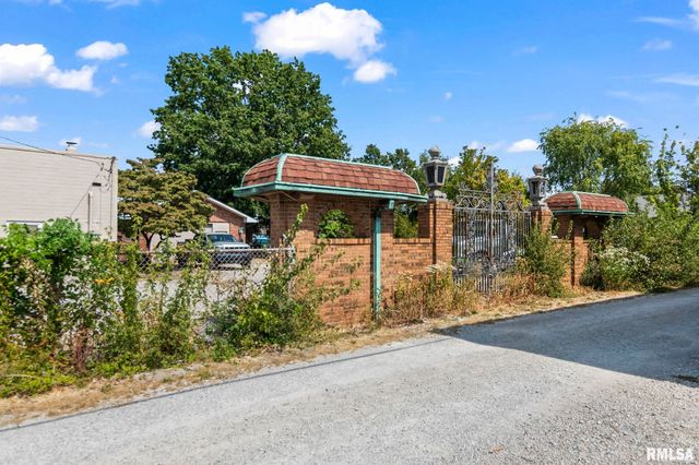 240 N WASHINGTON Street, Taylorville, IL 62568