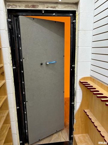 240 N WASHINGTON Street, Taylorville, IL 62568