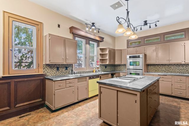 240 N WASHINGTON Street, Taylorville, IL 62568