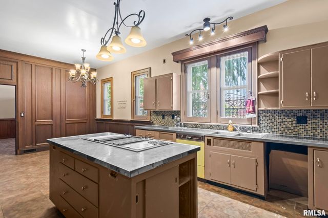 240 N WASHINGTON Street, Taylorville, IL 62568