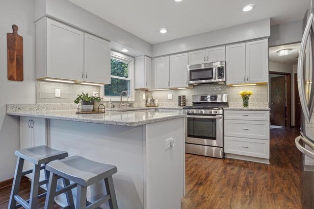S56W23550 Maplewood TERRACE, Waukesha, WI 53189
