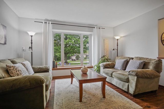 S56W23550 Maplewood TERRACE, Waukesha, WI 53189