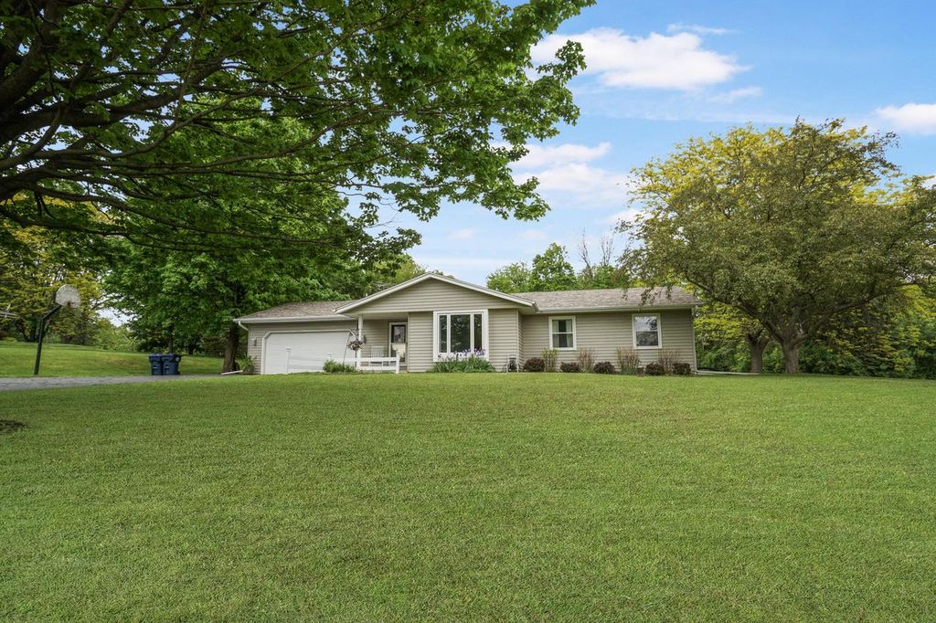 S56W23550 Maplewood TERRACE, Waukesha, WI 53189