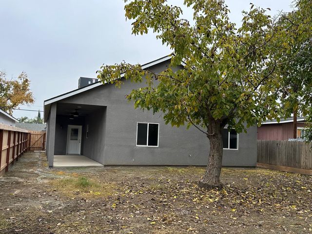 903 E Ash Street, Farmersville, CA 93223