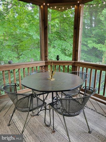 10104 SCOUT DR, Fairfax, VA 22030