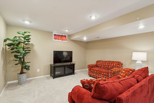 295 58th Court, West Des Moines, IA 50266