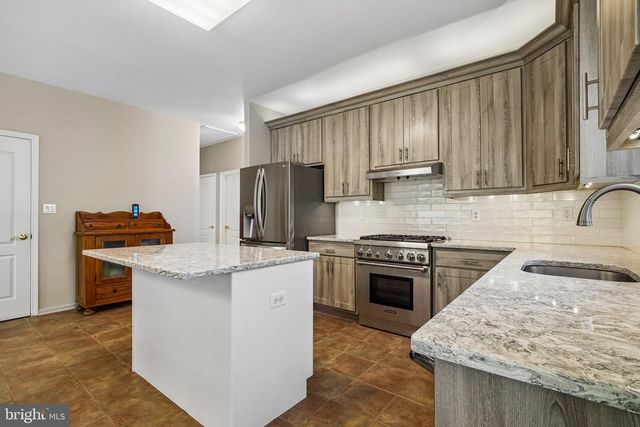 40 RAINFLOWER LN, West Windsor, NJ 08550
